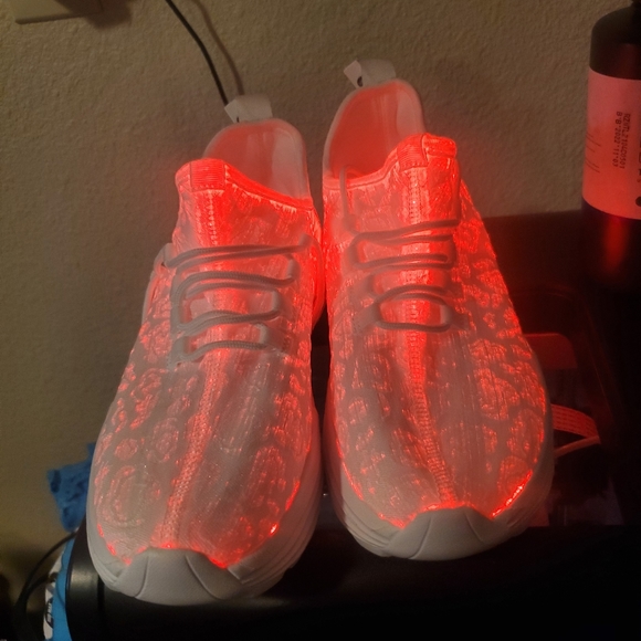 Shoes the light up at night and the size uk 40 us men 7  and us women 9.5 - Picture 8 of 11